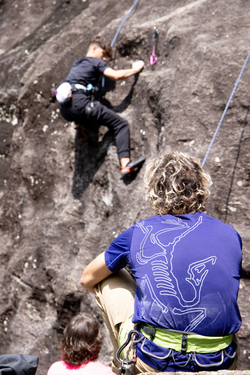 Guida alpina mentre fa lezione in falesia