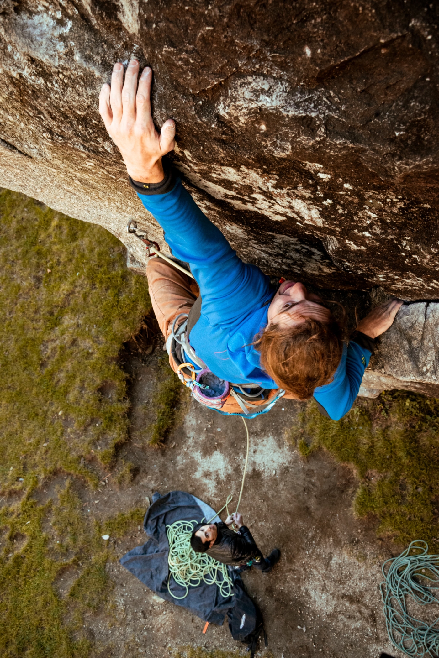 Persone che praticano arrampicata outdoor con corda