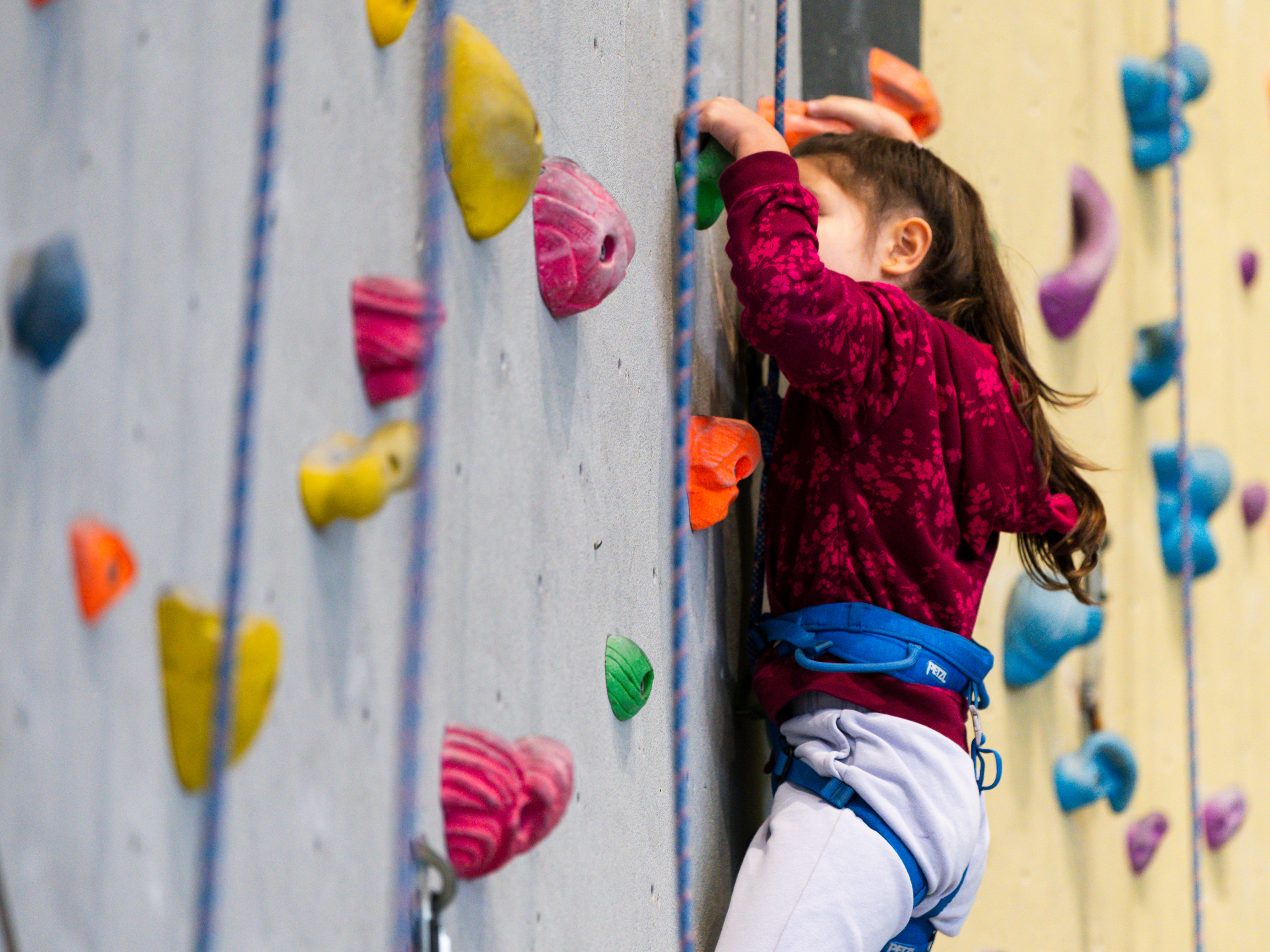 Bambina scala durante personal con istruttore fasi