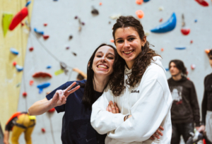 Studenti universitari in climbing district Milano