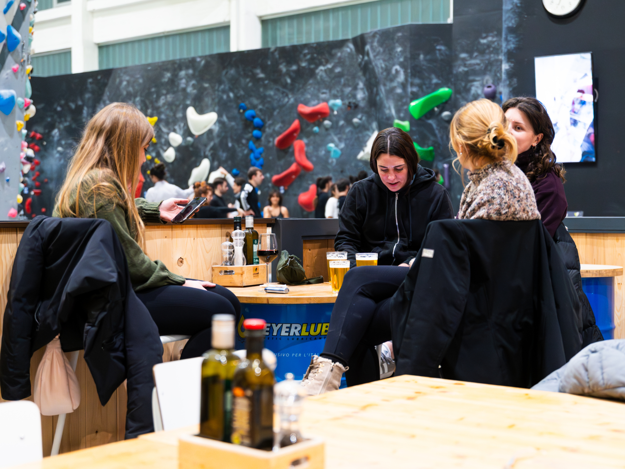 Ragazze fanno aperitivo e happy hour nel Bar di Climbing district