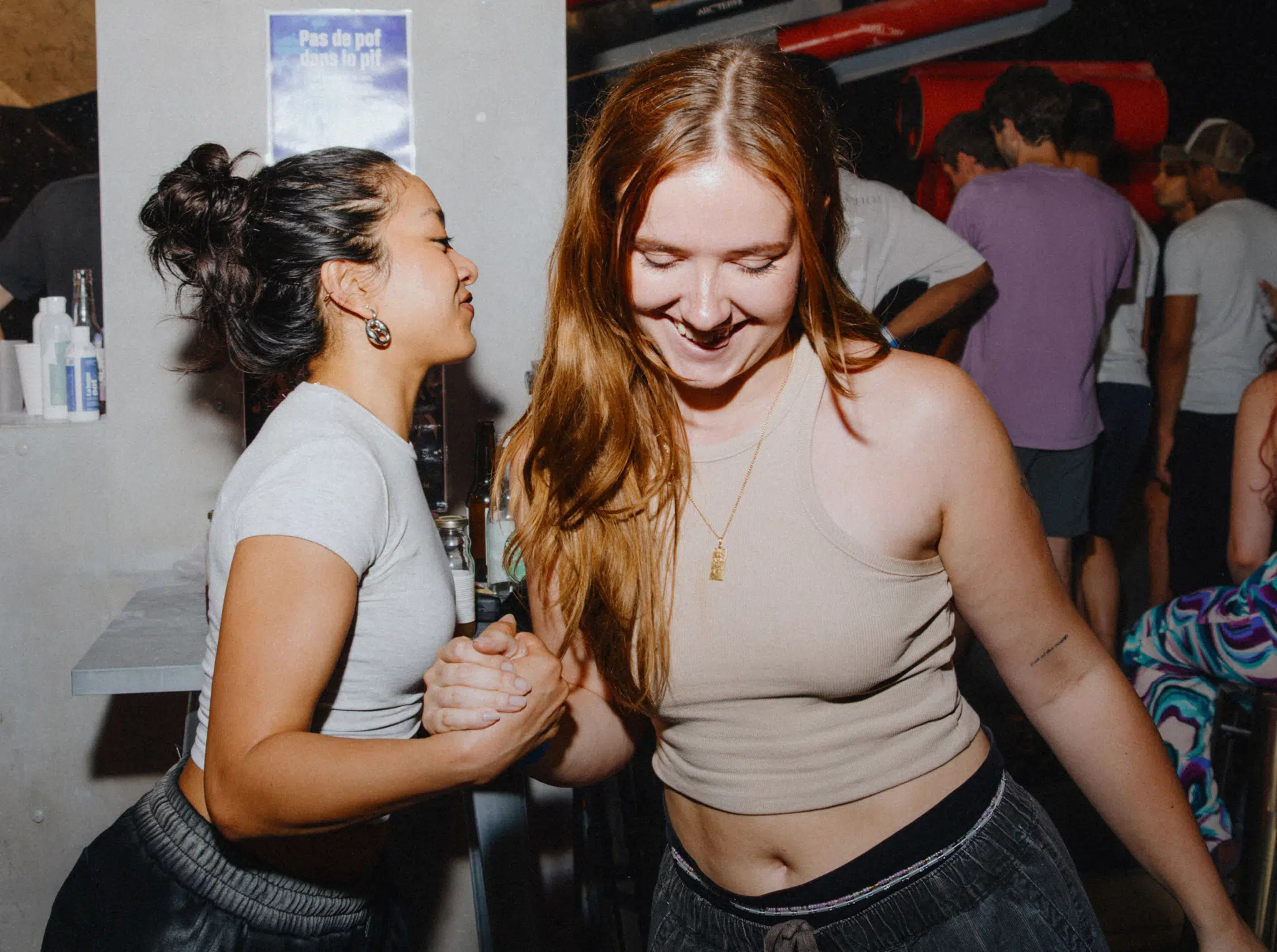 Ragazze Climber si stringono la mano durante una sister session in climbing district