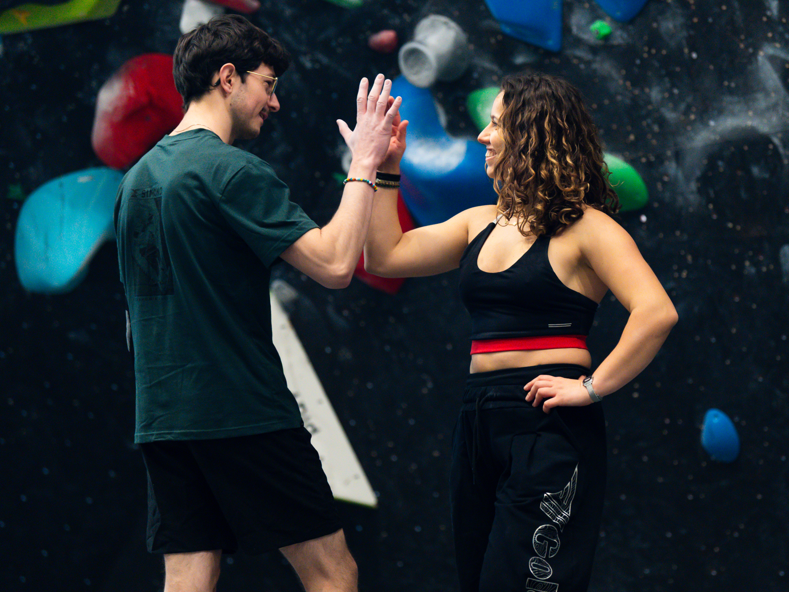 Ragazzi che hanno iniziato da0 a scalare in climbing district milano