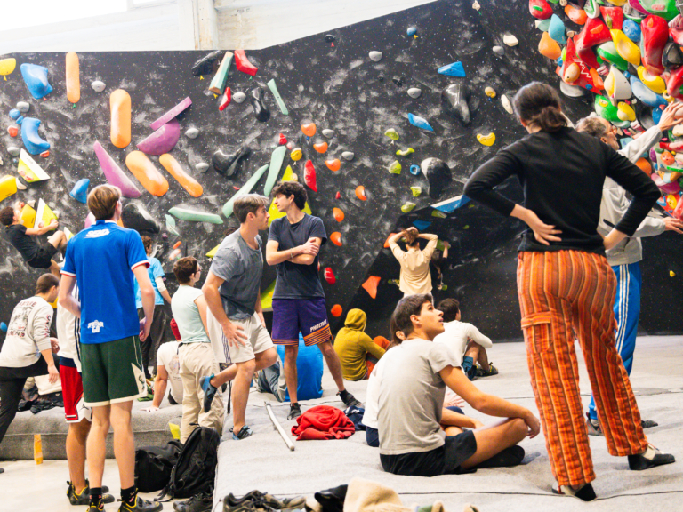 persone provano per la prima volta arrampicata Milano